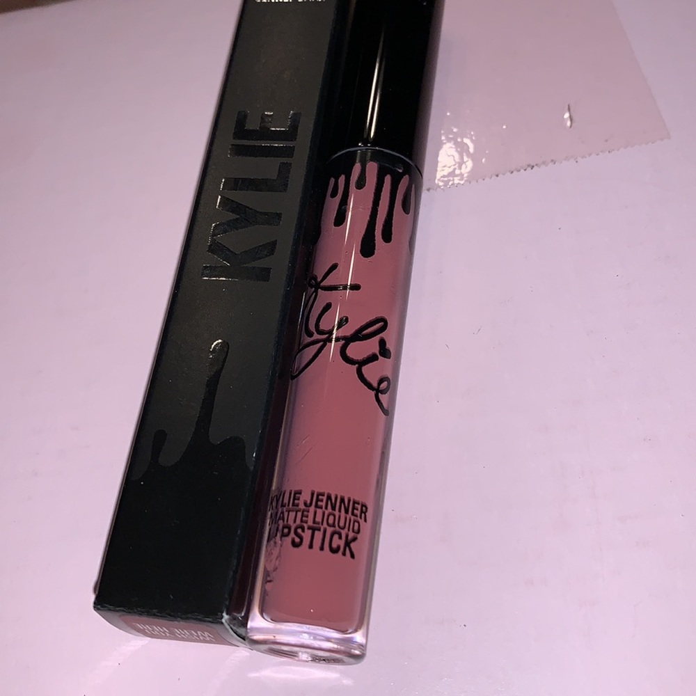 Kylie Jenner Matte Liquid Lipstick - Picture 3 of 5